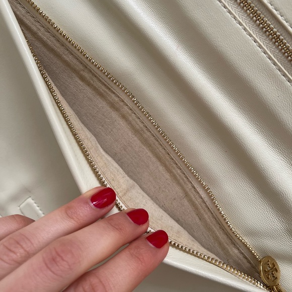 Extremely rare Tory Burch white patent leather and lace double chain bag. - Picture 8 of 8